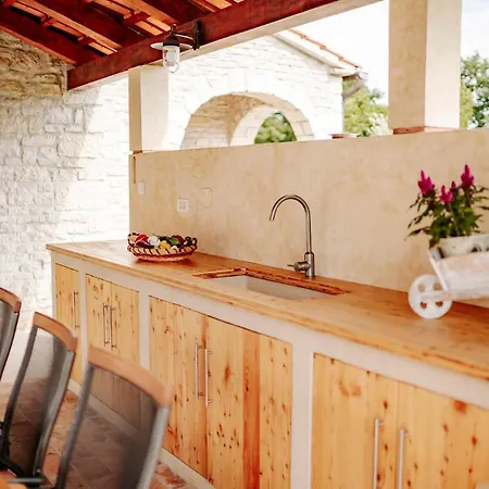Begonia Mit Privatem Saltwater Pool Višnjan
